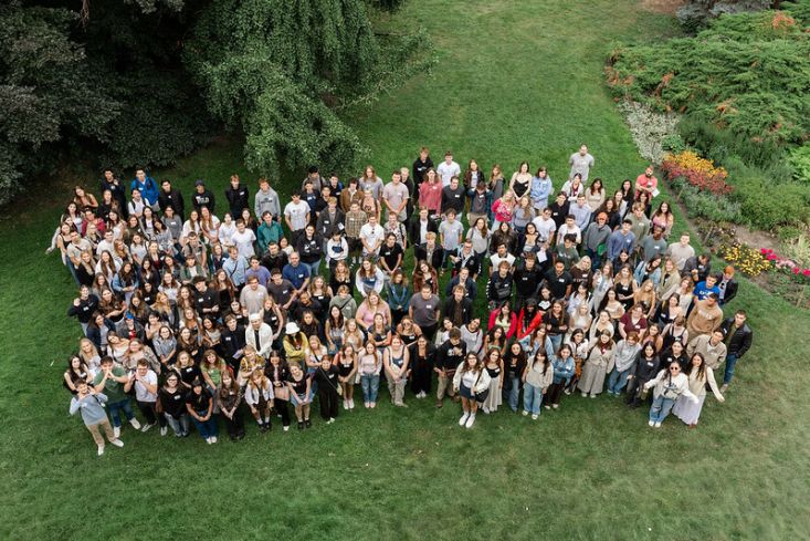 z celkoveho poctu studentu je ceskych 24 a slovenskych 4 pricemz jejich pocet se mezirocne temer zdvojnasobil