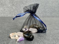 Dušičky jinak: Ticho, svíčka a minerál. Víte, který pomůže nejvíce?