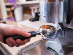 Kofein jako pomocník, ale i příčina zvýšeného tlaku či úzkostí. Kolik kávy denně je ještě v pořádku?