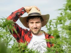 Jeho mastičky zachraňují těla i předsudky. Jak se z technika stal Konopný Táta 