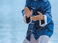 Zapomeňte na stereotypy: Tai-chi je víc než meditace v pohybu. A naučí znovu stát. Doslova
