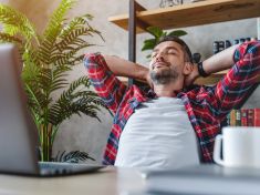 Mozkový restart za 20 minut: Věda potvrzuje, že šlofík po obědě může změnit váš den (i život)