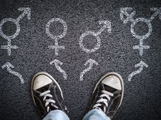 „Mami, necítím se jako holka.“ Co teď? Nezničte to první reakcí: Jak mluvit a pomoct