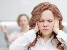 „Moje mutter je kráva level hard!“ Pubertální dcery mají averzi k matce v popisu práce