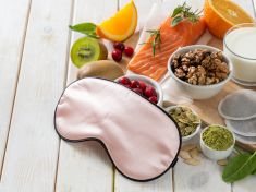 Pět jídel, která vám zničí spánek, a pět jídel, po kterých se vyspíte jak miminko