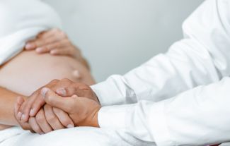 První hodiny života pod drobnohledem: Co se změnilo v českých porodnicích?