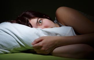 Tělo spí, ale vy jste vzhůru a svírá vás děs. Spánkovou paralýzu zažít nechcete