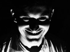 Sdílejte, než to smažou: Proč v nejistých časech hledáme silné vůdce a jednoduché odpovědi