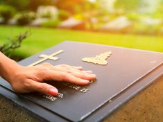 Nejbolestnější smutek je ten, který nevidíme. Psycholožka promluvila o těch, jejichž zármutek jsme přehlíželi