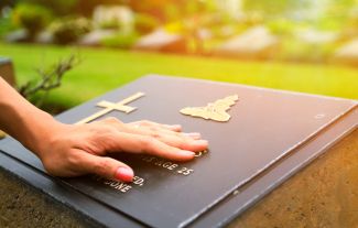 Nejbolestnější smutek je ten, který nevidíme. Psycholožka promluvila o těch, jejichž zármutek jsme přehlíželi