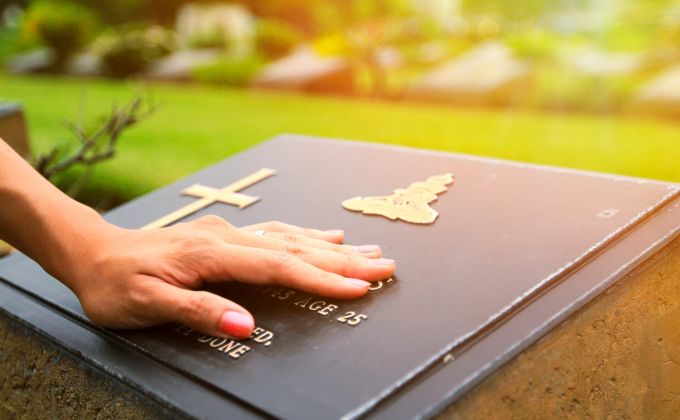 Nejbolestnější smutek je ten, který nevidíme. Psycholožka promluvila o těch, jejichž zármutek jsme přehlíželi