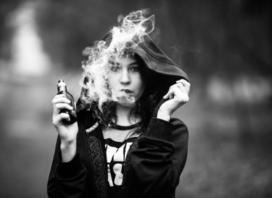 Generace vape: Cigarety z rukou dospívajících zmizely, závislost na nikotinu nikoliv