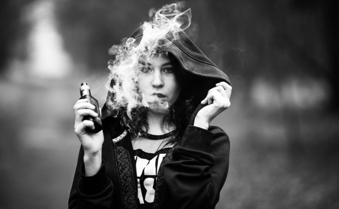 Generace vape: Cigarety z rukou dospívajících zmizely, závislost na nikotinu nikoliv