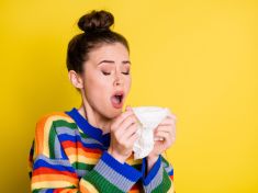 Nemůžete přestat kýchat? Může za to prach, bacily, ale i 👉👌