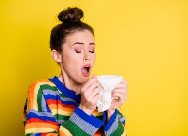 Nemůžete přestat kýchat? Může za to prach, bacily, ale i 👉👌