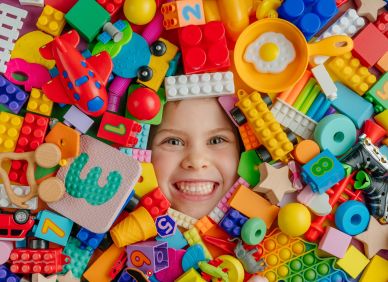 Dětství bez objetí a dětství bez hranic. Hledání rovnováhy ve výchově