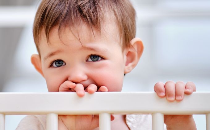 Spánkový trénink je mýtus. A možná i psychické týrání miminek