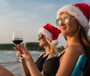 Proč na Vánoce utíkáme do tepla? Koktejl na pláži splín nezažene