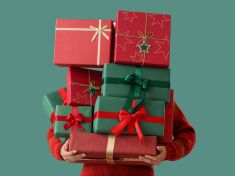 Ani málo, ani moc. Pravidlo čtyř dárků vám může zachránit Vánoce