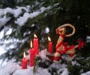 Méně dárků, víc světla. Proč lidé opouštějí Vánoce a slaví Yule