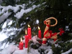 Méně dárků, víc světla. Proč lidé opouštějí Vánoce a slaví Yule