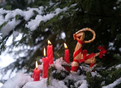 Méně dárků, víc světla. Proč lidé opouštějí Vánoce a slaví Yule