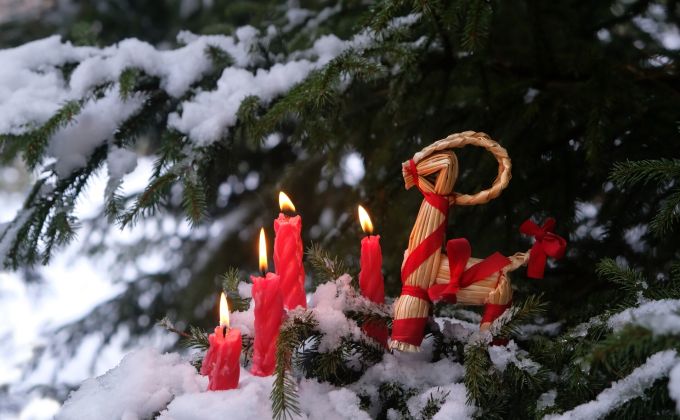 Méně dárků, víc světla. Proč lidé opouštějí Vánoce a slaví Yule