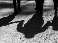 Trauma, radost i stud: Jak se emoce dědí napříč generacemi. A můžeme to změnit?