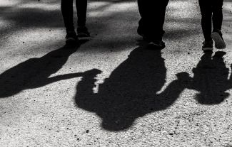 Trauma, radost i stud: Jak se emoce dědí napříč generacemi. A můžeme to změnit?