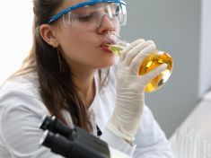 Urinoterapie je univerzální lék. Pokud si ale sami ničíte zdraví, vyhněte se jí obloukem