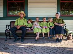 Dětem místo počítače motyku a práci na poli. Proč Amišové netrpí civilizačními chorobami