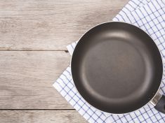 Umíte správně používat teflonové nádobí? Pokud ne, tak ho vyhoďte