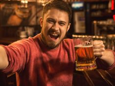 Na zdraví a do druhé nohy, abys nekulhal. Co je v soukromí problém, je ve společnosti téměř povinnost