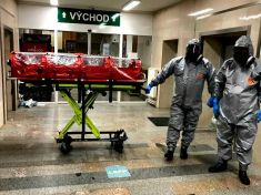 Ebola v Praze, pětadvacet tisíc lidí v Prčicích a nejlepší nuda na světě