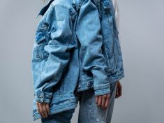 Ležérní elegance: Jak kombinovat džínovou bundu, tričko a dámské boty