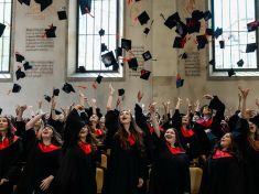 Promoci na nejkosmopolitnější vysoké škole v ČR  slavili absolventi 76 národností