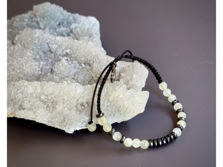 36034 2 naramky z mineralu a polodrahokamu naramek s tajnym vzkazem v morseove abecede prosecco sperky z kalcitu