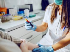 Dárcovství s přesahem: Jak vaše zdraví i zdraví společnosti podporují benefity za plazmu?