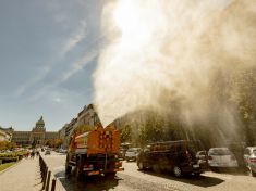 Kropení v ulicích dává smysl. Bez něj bychom se vařili ještě víc