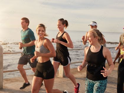 Skupina lidí běží