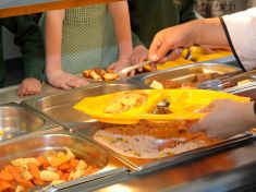 Jeden zachráněný oběd denně nic neřeší, čtrnáct už ano. Praha 10 spustila osvědčený model