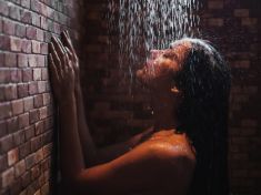 Naučila jsem se to ve sprše a spím jak mimino. Klíč k dobrému spánku se skrývá v koupelně