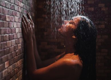 Naučila jsem se to ve sprše a spím jak mimino. Klíč k dobrému spánku se skrývá v koupelně