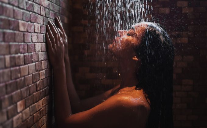 Naučila jsem se to ve sprše a spím jak mimino. Klíč k dobrému spánku se skrývá v koupelně