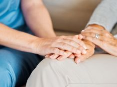 Když stát selže, pomůže dcera. Neviditelní hrdinové, kterým nikdo nepomůže