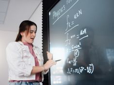 Cílem reklamy je prodat. Platí to i o zkoušení u tabule