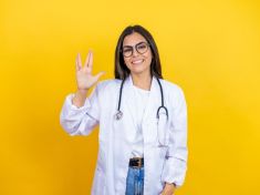 Už je to tady! Lidé věří, že MedBeds vyléčí hemoroidy i rakovinu lusknutím prstu