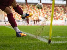 Zelená je tráva. A fotbal není jen hra. Je to kultura, která drží město pohromadě