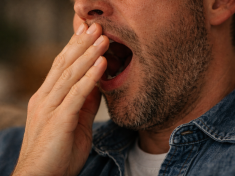 Zíváš a nejsi unavený? Mozek možná jen kopíruje lidi kolem tebe