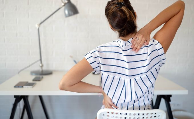 Držení těla není jen o rovných zádech. Ovlivňuje ho psychická pohoda i boty, které denně nosíme